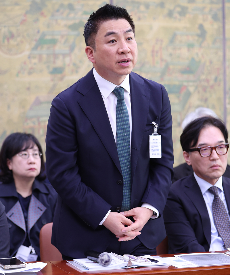 輿 “김건희, 경복궁 근정전 용상에 왜 앉았나”