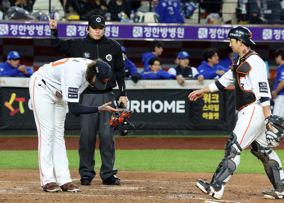 강타 맞고도 “OK” 외친 폰세, 포수 최재훈에게 90도 인사한 사연은 [현장 비하인드]