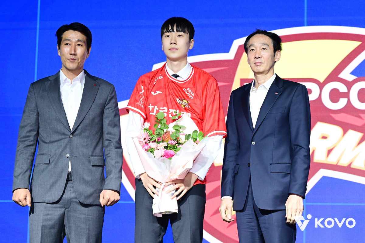 ‘고교생 거포’ 방강호 男 드래프트 1순위 영예 안고 한국전력행… ‘몬차 출신’ 이우진은 2순위 삼성화재 품으로