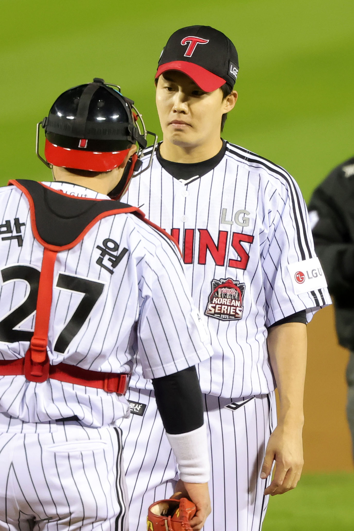 [KS2] 가을로 가져오지 못한 상성… 백투백 허용한 임찬규, 3⅓이닝 5실점 남기고 조기강판