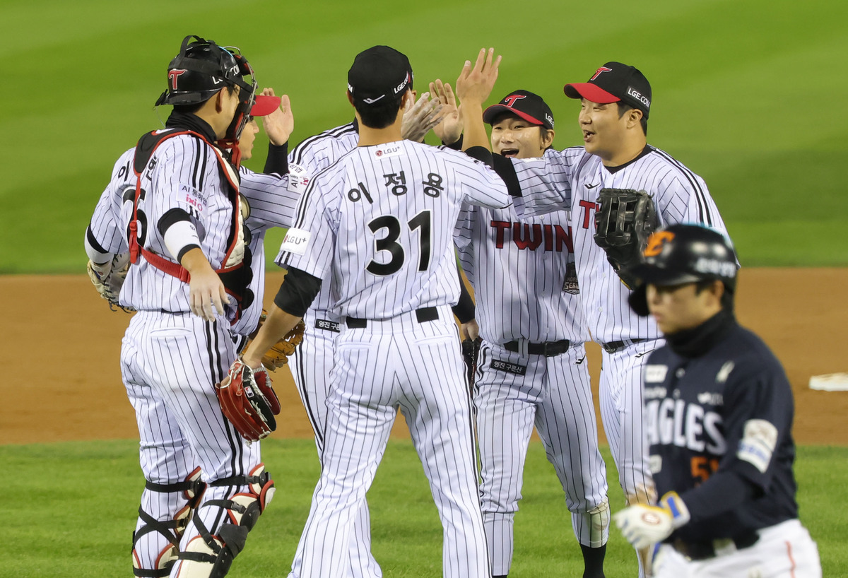 [KS2 승장] 2연승, 확률은 90.5%까지…염경엽 감독 “타선 터지면서, 중간도 탄력”