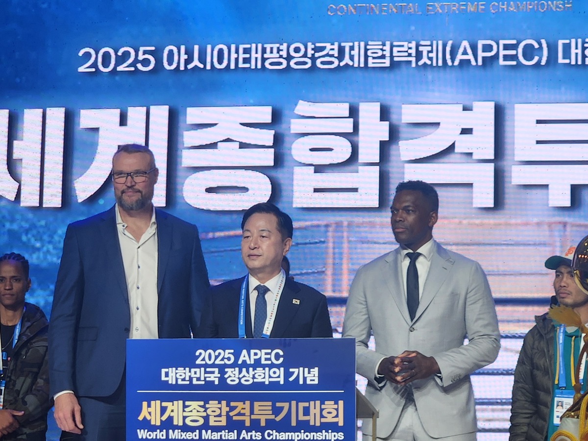 [SW현장] “평화의 링, 기대된다” APEC 앞두고 ‘슐츠-본야스키’ 종합격투기 전설들 한자리