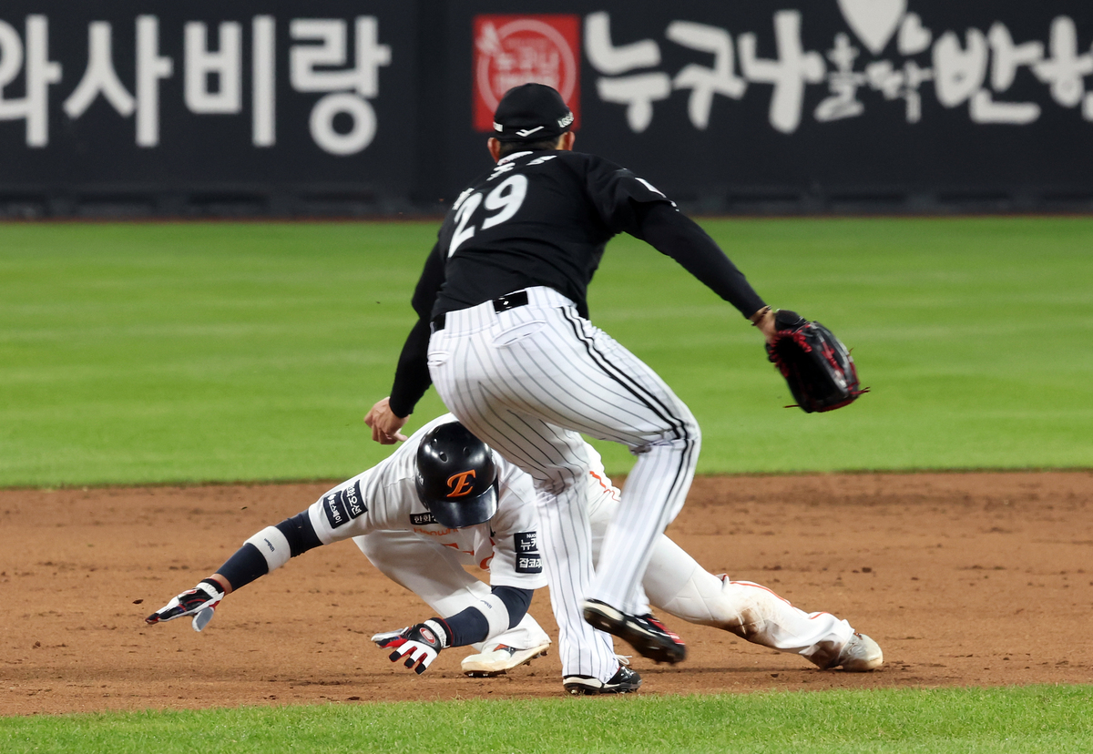 [KS3] 손주영 돕는 오지환의 ‘BQ’… 경험과 연륜이 빚은 더블플레이, LG를 깨웠다