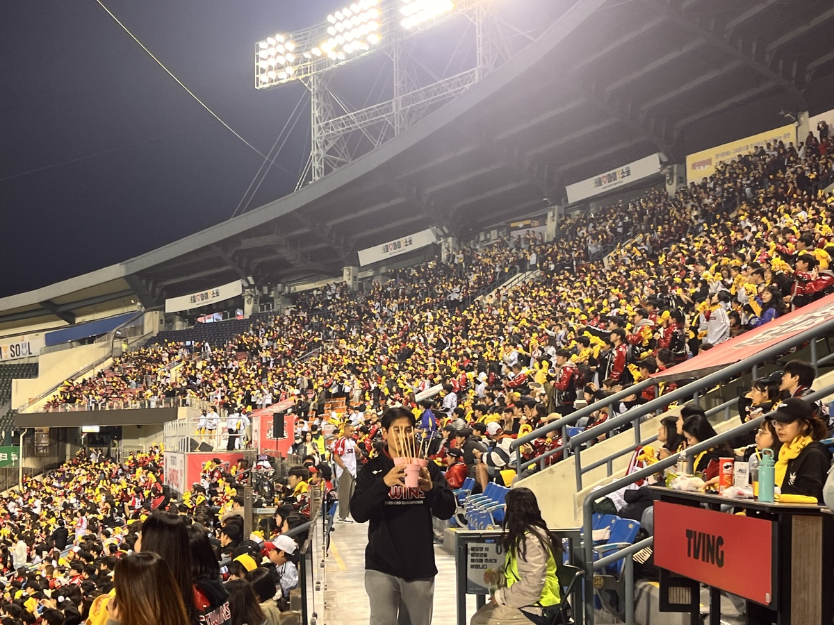 [KS3] 선수들은 떠났지만, 쌍둥이 팬들은 여전히 잠실을 채운다… KS 안방 응원전 1만6500석 매진