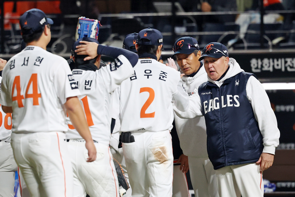 [KS3 승장] 독수리 깨운 뜨거운 기적… 김경문 감독 “행운이 8회에 우리를 찾아왔다”