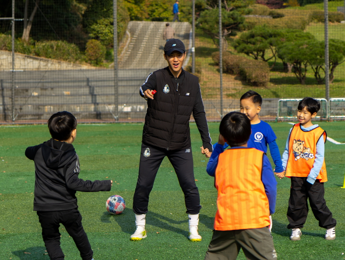 만국 공통어 ‘축구’로 나눈 특별한 소통! 서울 이랜드, 서울어린이대공원서 재한몽골학교 축구 클리닉 성료