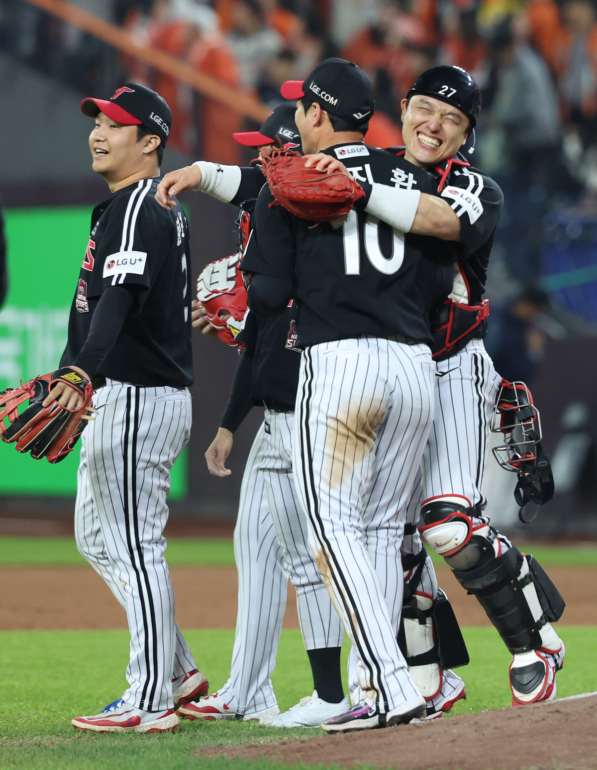 [쌍둥이 진화, V4] 역경을 뚫고, 진화의 끝에서 빚은 ‘V4’… LG, 독수리 날개 꺾고 정상 등극