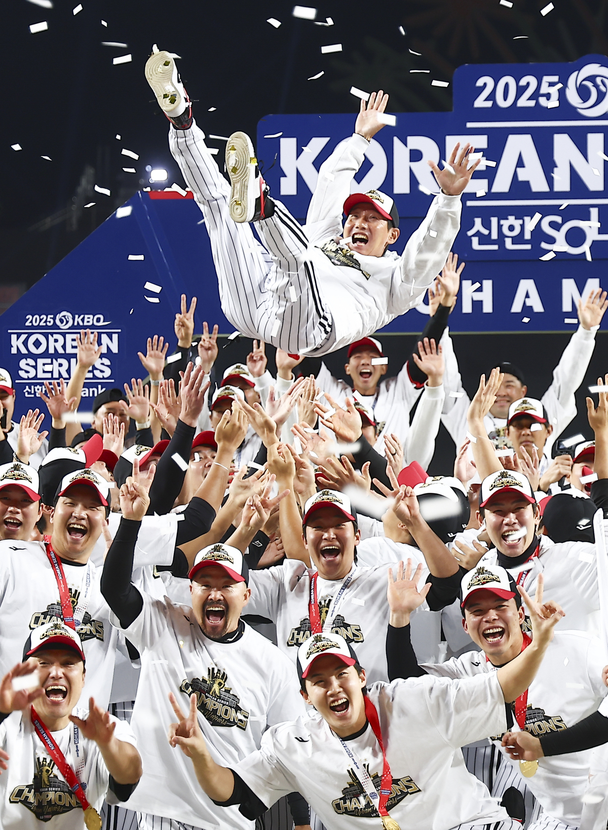 [KS 승장] 2년 만에 다시 정상으로…염경엽 감독 “쉽게 흔들리지 않는 팀이 됐다”