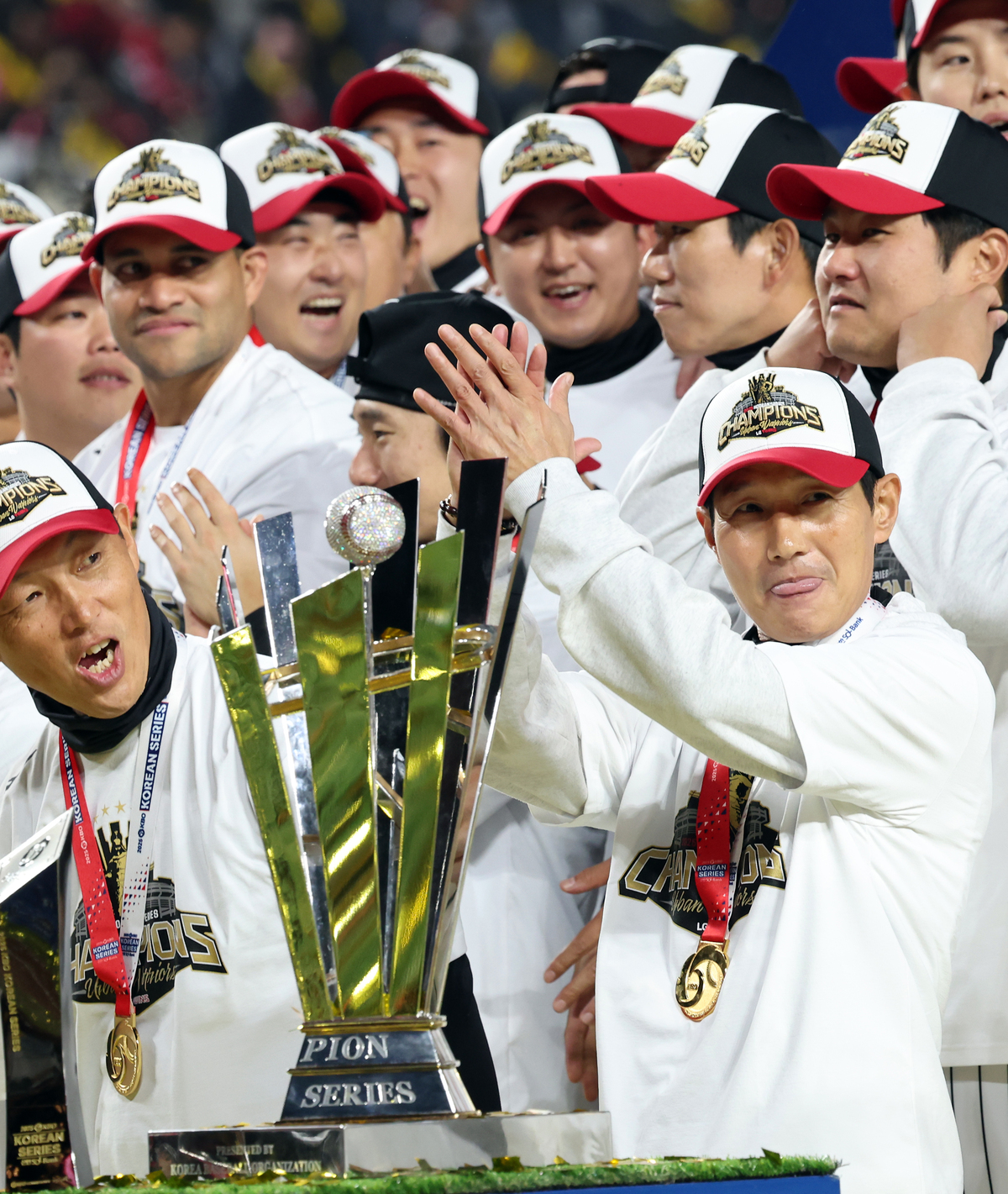 [진화한 쌍둥이, V4] ‘염갈량’과 쌍둥이의 운명적 만남… 서로의 갈증을 풀고, LG의 새 역사가 쓰여졌다