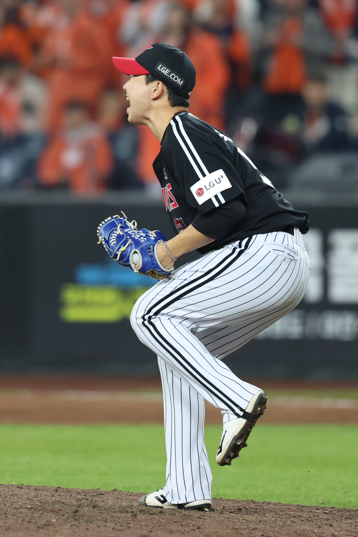 굴곡진 KS 뚫고, ‘V4’ 엔딩 물들인 클로저 유영찬… “글러브 너무 세게 던졌나봐요”
