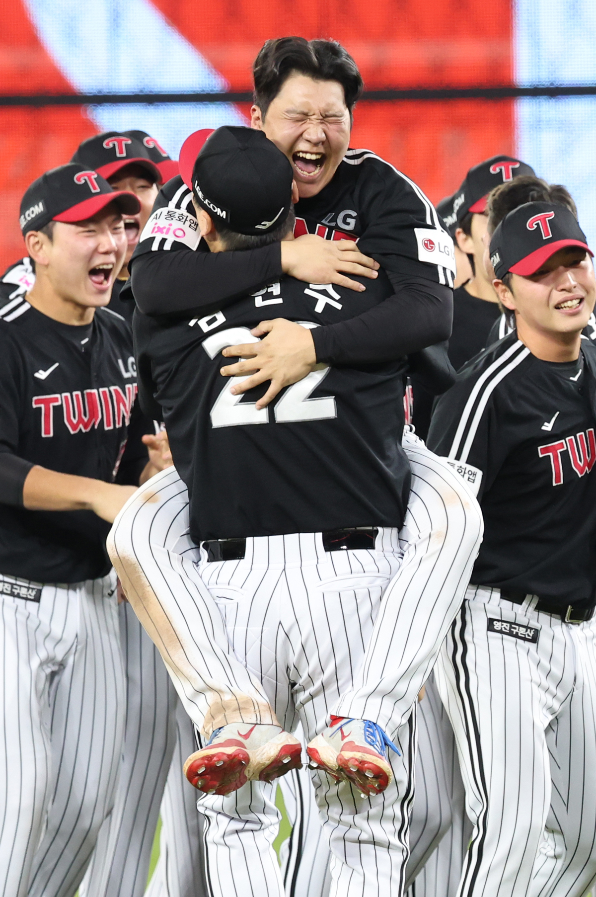 ‘통합 우승’ LG 얼굴에 웃음꽃…역대 최대 배당금 예약! 보너스 포함 약 79억