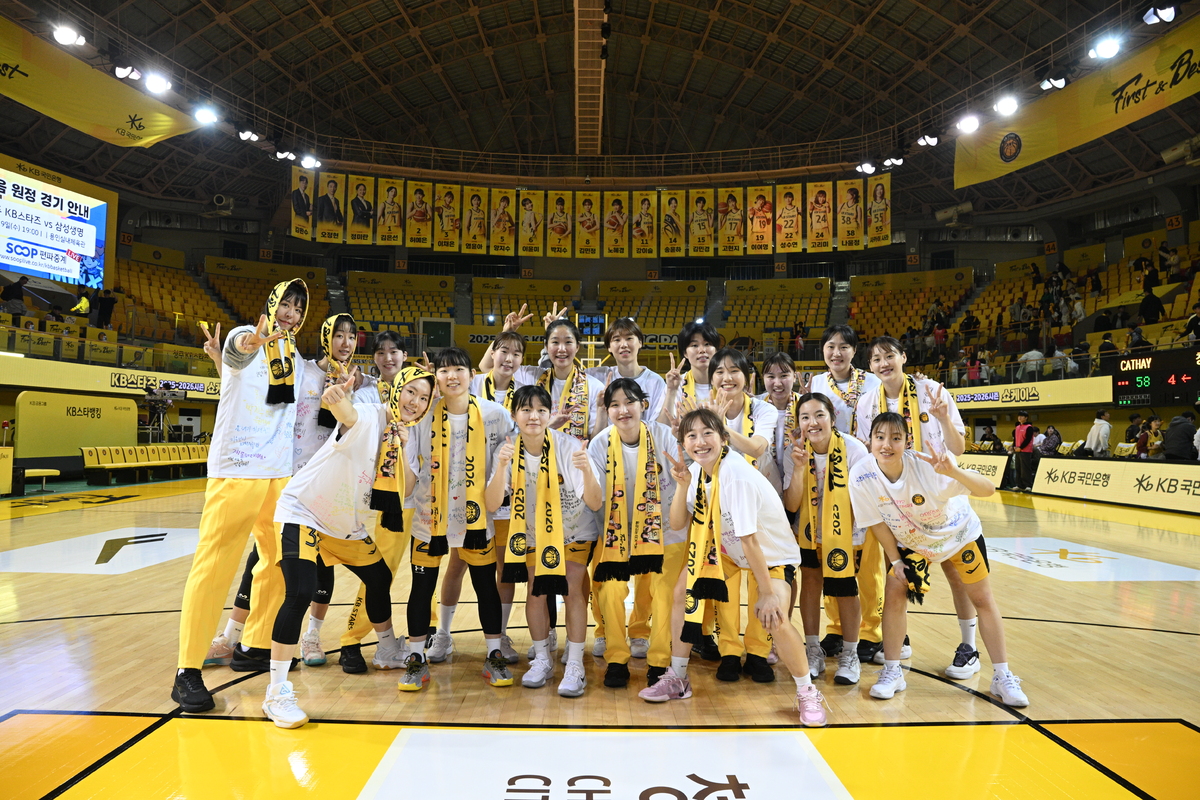 웃음꽃 핀 KB 출정식···노련美 더해진 김완수 감독 “박수 주세요!” 강이슬 “팬들 응원도 쇼케이스”