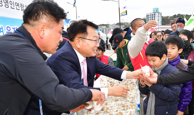 맨손 활어 잡고 곰치국 후루룩…모노레일서 해안 절경 한눈에
