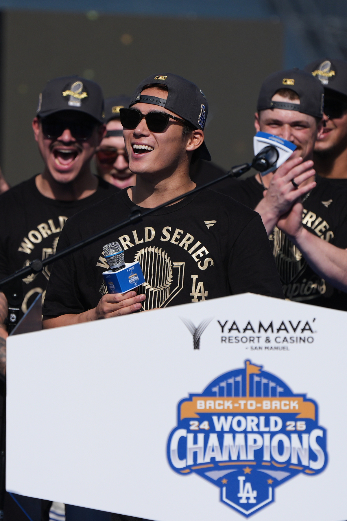 다저스 왕조 자축하는 카퍼레이드, LA가 들끓었다… MVP 야마모토 “패배는 우리 선택지가 아니었다”