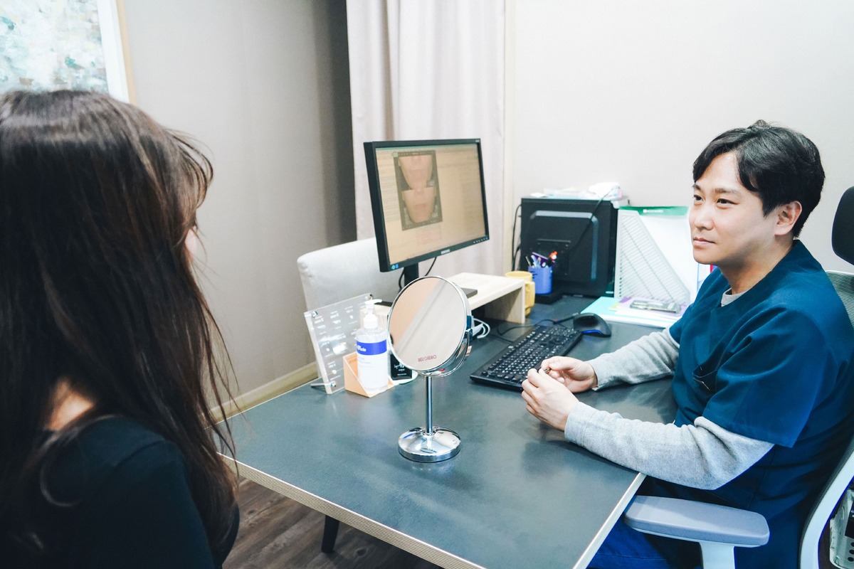 가을철 심해지는 여드름 흉터, 맞춤형 병합 치료로 관리하세요