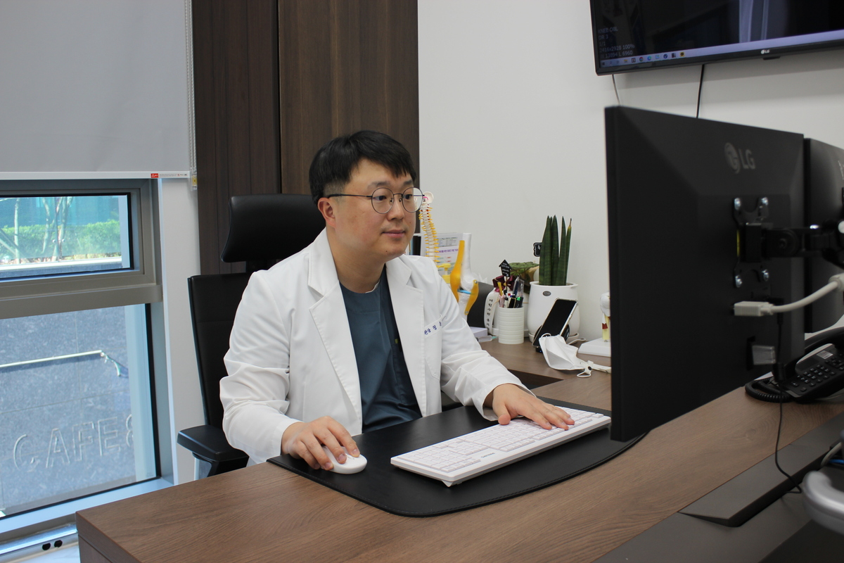 골프엘보·테니스엘보, 팔꿈치 통증 심하다면… 초기 비수술 치료가 효과적