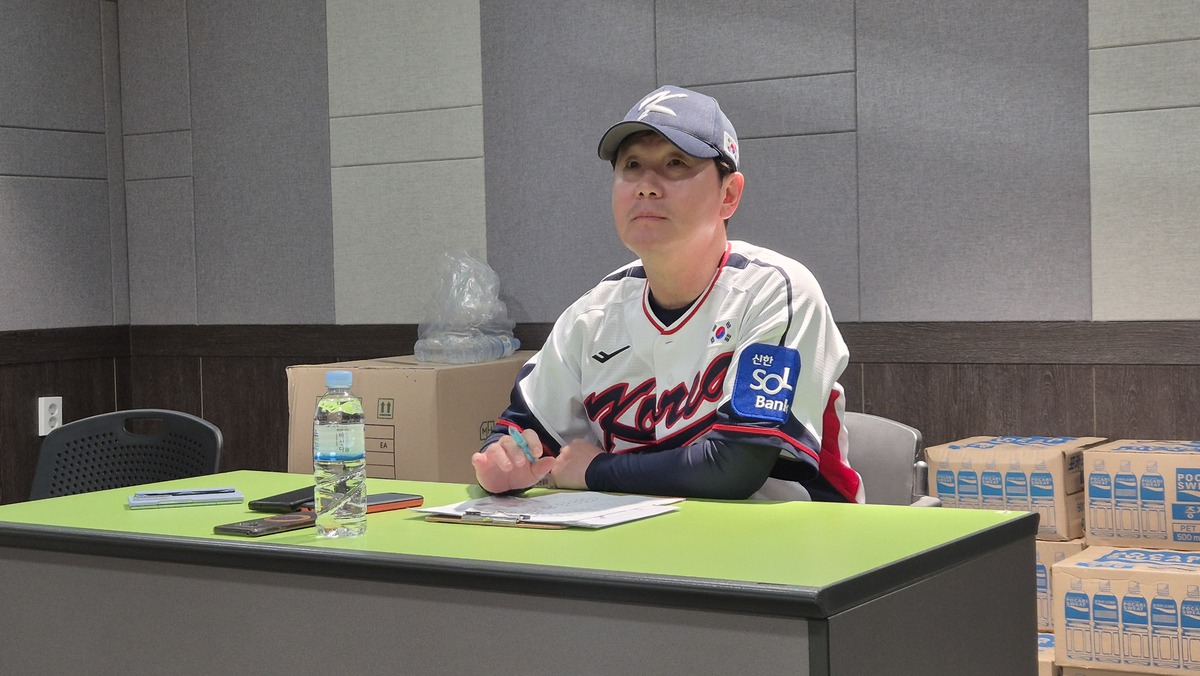 따로 본업 있는 체코에게 3-0 진땀승…“활발한 공격 기대했는데”