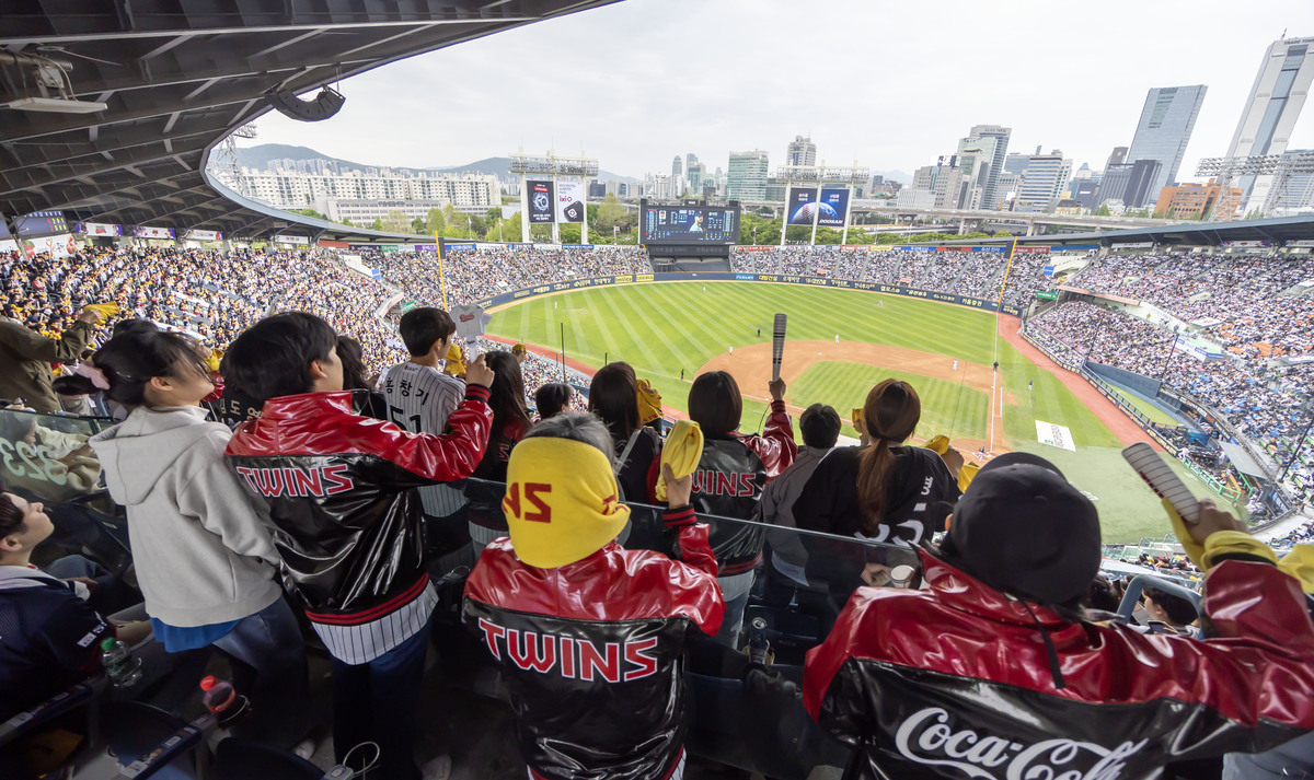 물병 던지고 스파이더맨처럼 그물 타던 시절…"나 때는 말이야~" 143만명에서 1200만명으로 '직관 문화의 역사'