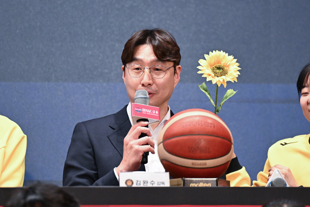 WKBL 개막 앞둔 감독 ‘꽃사표’… “해바라기처럼 태양을” “우린 잡초처럼”