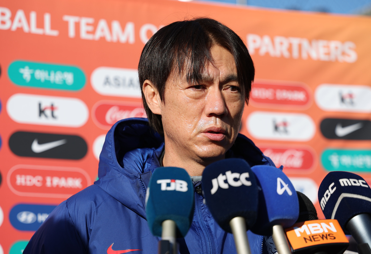 천안에 모인 첫날, 조규성 부담 덜기에 나선 홍명보 감독