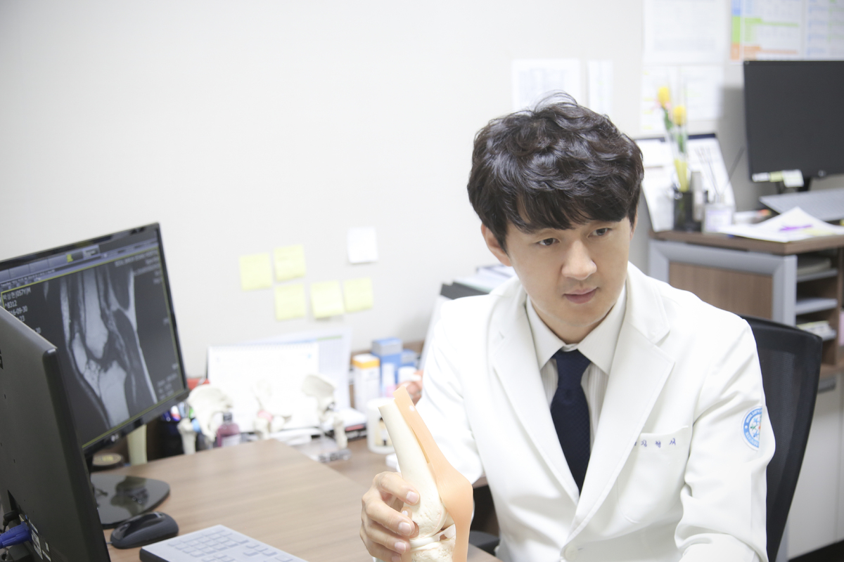 무릎 통증 주사 치료 얼마나 도움될까…”통증 완화와 재생 효과 기대”