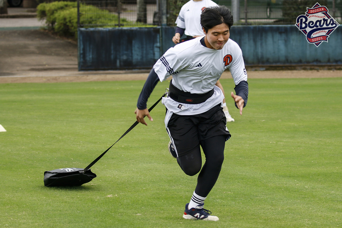 “투수는 러닝 중요해” 흙주머니 15㎏ 달고 전력질주 반복… 두산표 지옥훈련