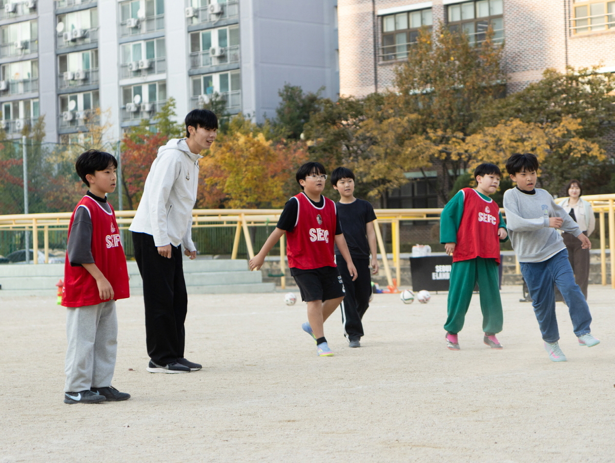 서울 이랜드 FC, 등원초서 일일 축구 교실 '스마일스쿨' 개최… 김하준, 일일 코치 참여
