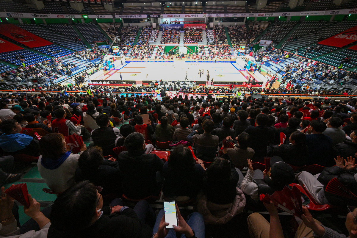 [여자농구 개막⑤] ‘토요일에 만나요’ WKBL 찾아온 주말 2연전… 기대감과 우려가 뒤섞인다