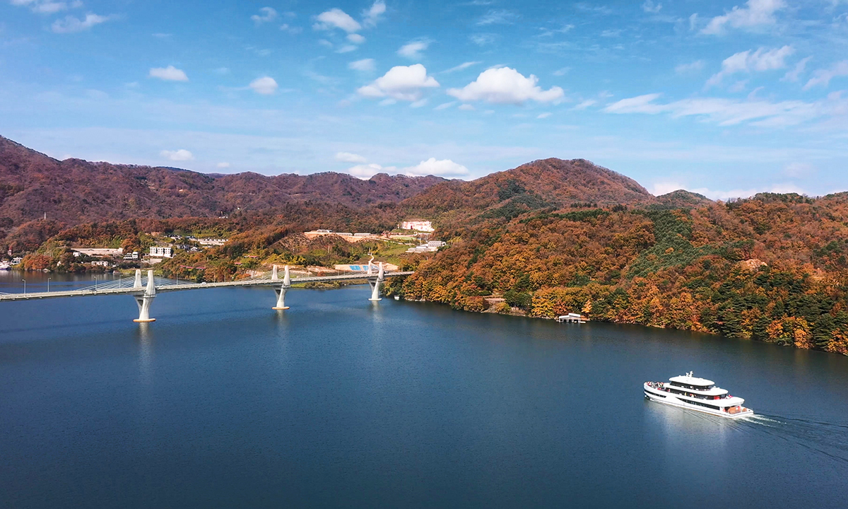 친환경 유람선 타고 유유자적 … 형형색색 가을에 빠지다