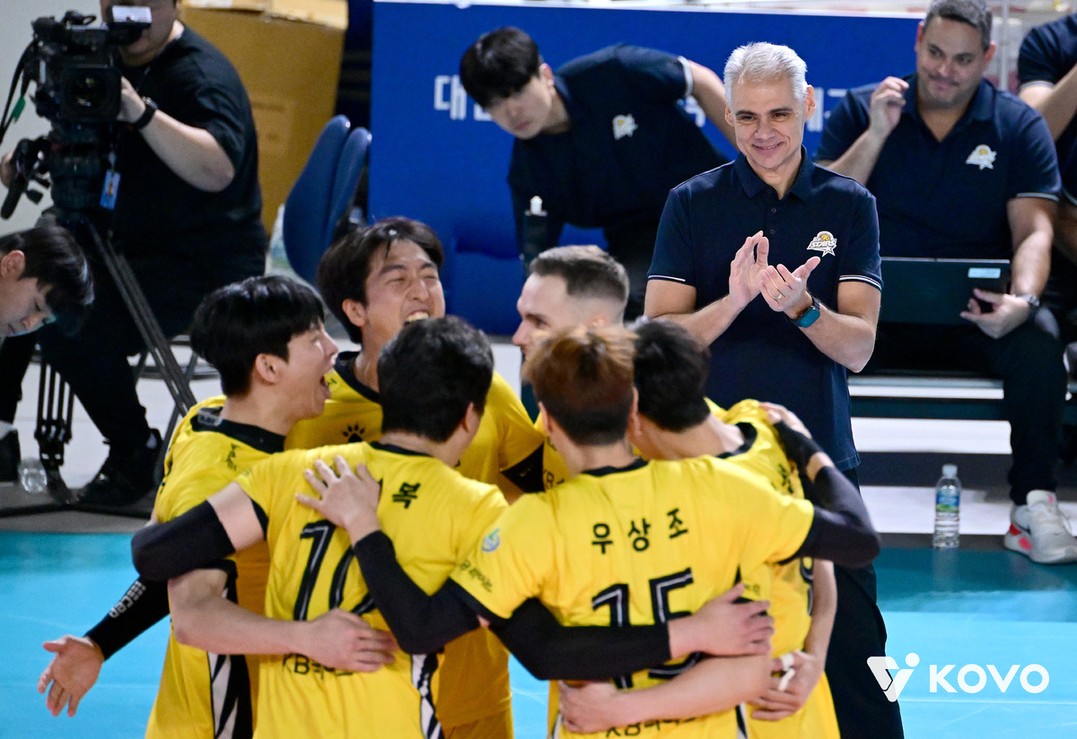 카르발류 감독의 ‘믿음의 배구’… KB손해보험 ‘삼각편대’ 해결력 업그레이드