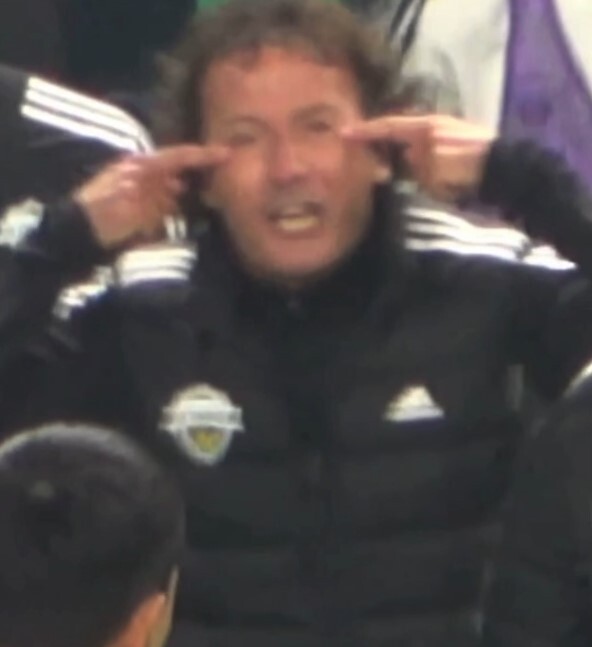 '눈 찢기 인종차별 논란' 전북 타노스 코치, 출장정지 5경기·제재금 2000만원