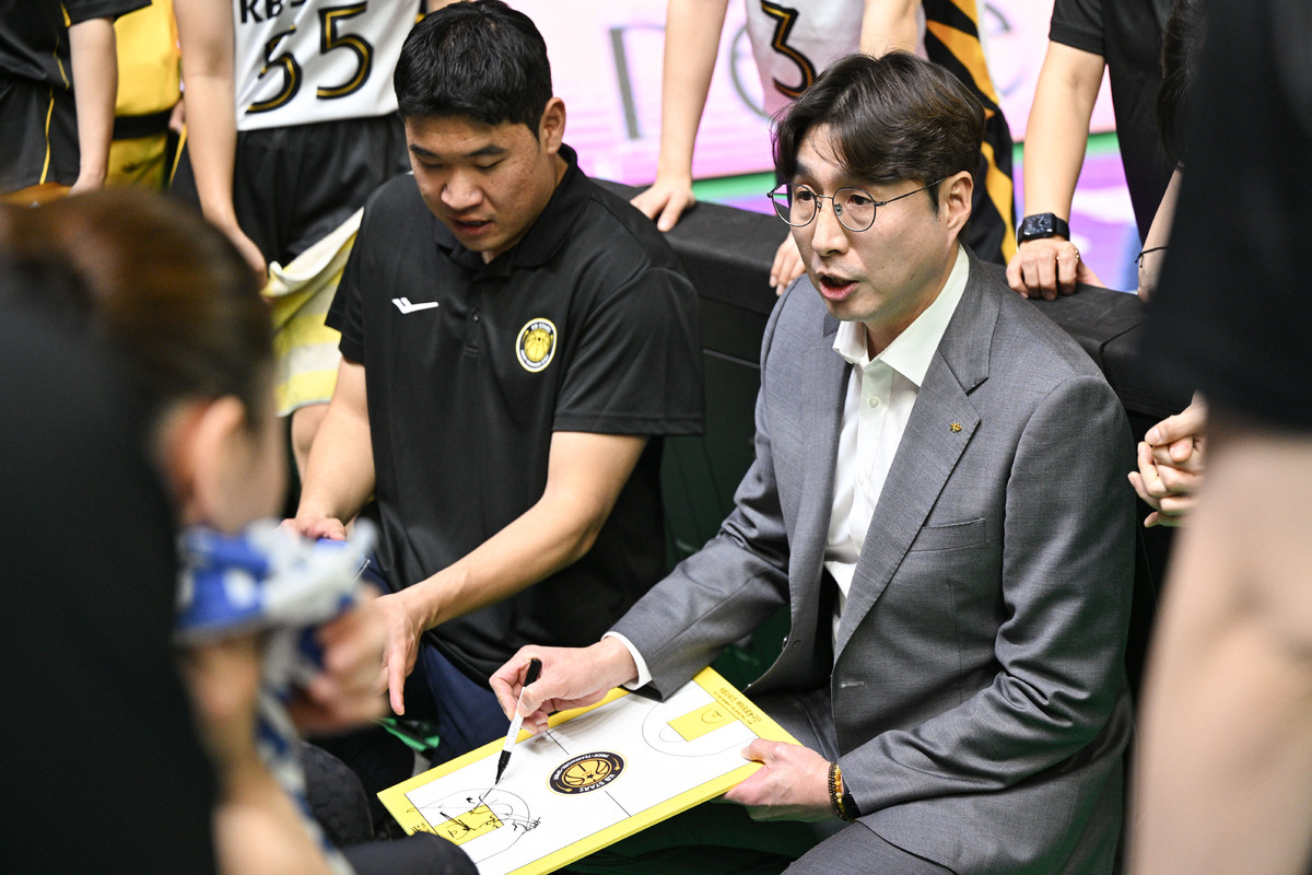 시작이 좋다! 활짝 미소 지은 KB 김완수 감독 “신구조화 GOOD, 분위기 이어 높은 곳으로”