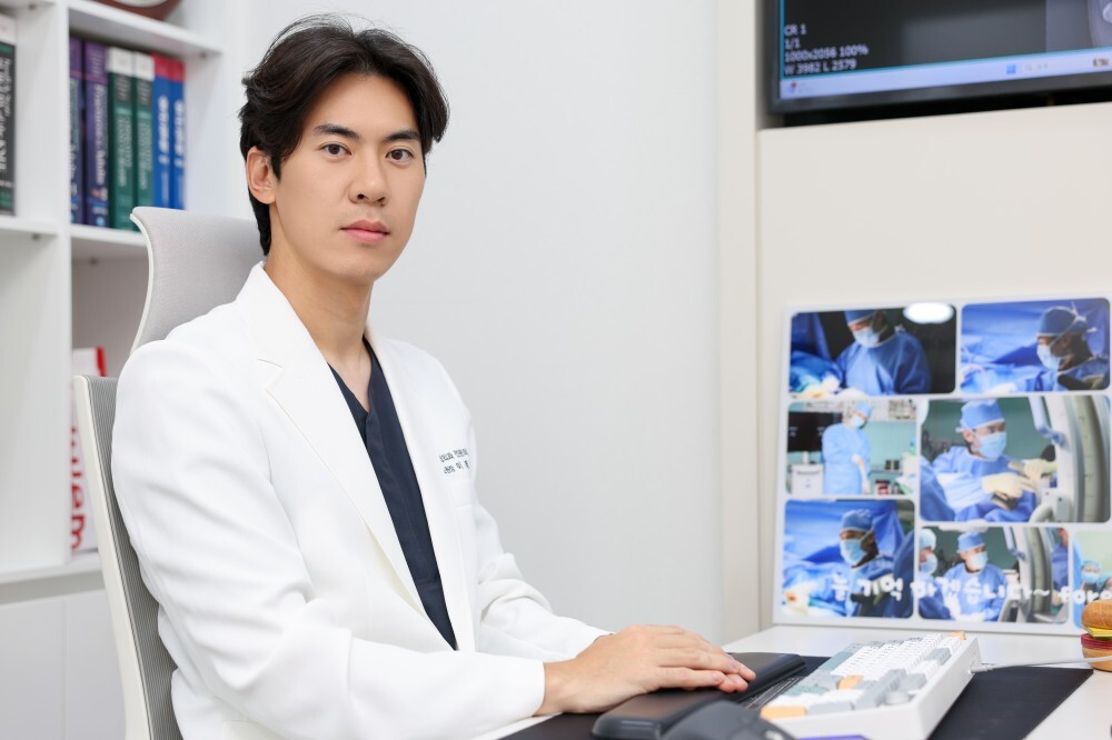 가벼운 허리 통증 방치하다 척추 주저앉는 척추압박골절, 조기 치료가 관건