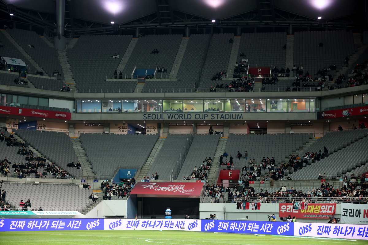 [홍명보호 2025 결산④] 만원 관중 시대 끝났나… 축구 팬의 마음 다시 사로잡기 위해서는