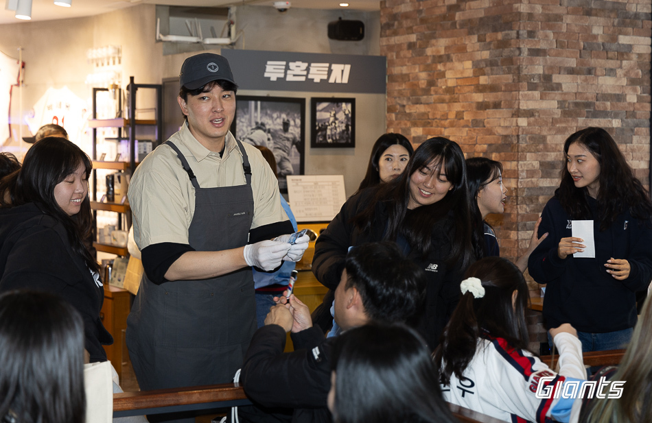 전준우·김원중·윤동희·박세웅 일일점원 출격… 롯데, 지역 사회 발달장애인과 함께 두 번째 드림카페 운영