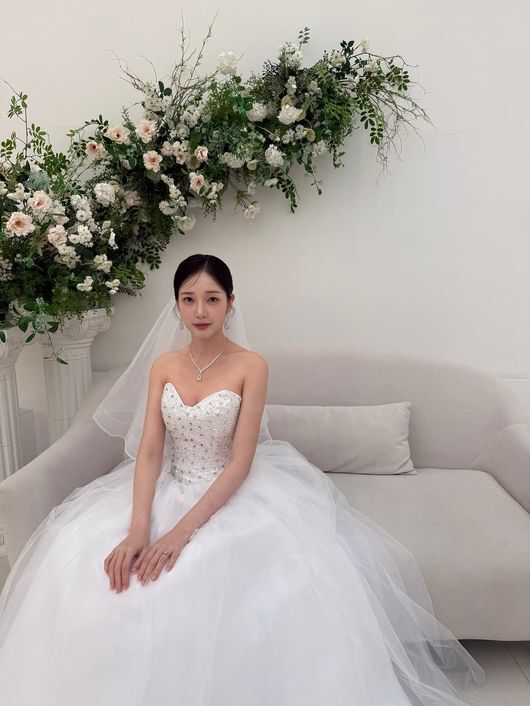 윤채경, 화보급 웨딩드레스 비주얼… 티아라까지 완벽