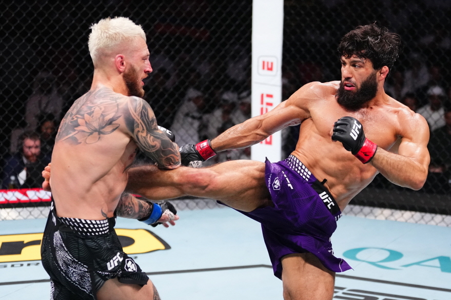 UFC 사루키안, 복귀전서 서브미션승… 라이트급 챔피언 토푸리아 콜아웃