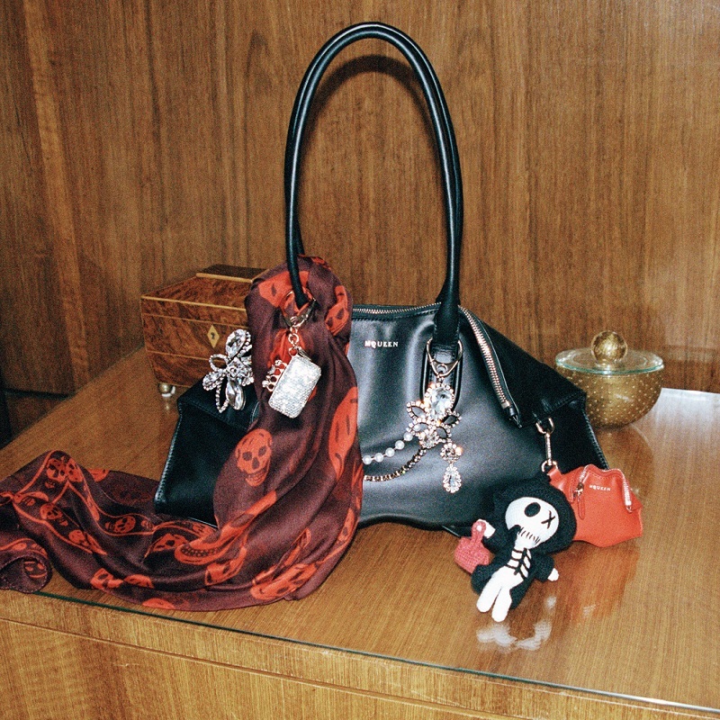 맥퀸, 2026 봄/여름 프리 컬렉션 ‘만타 백’ 공개