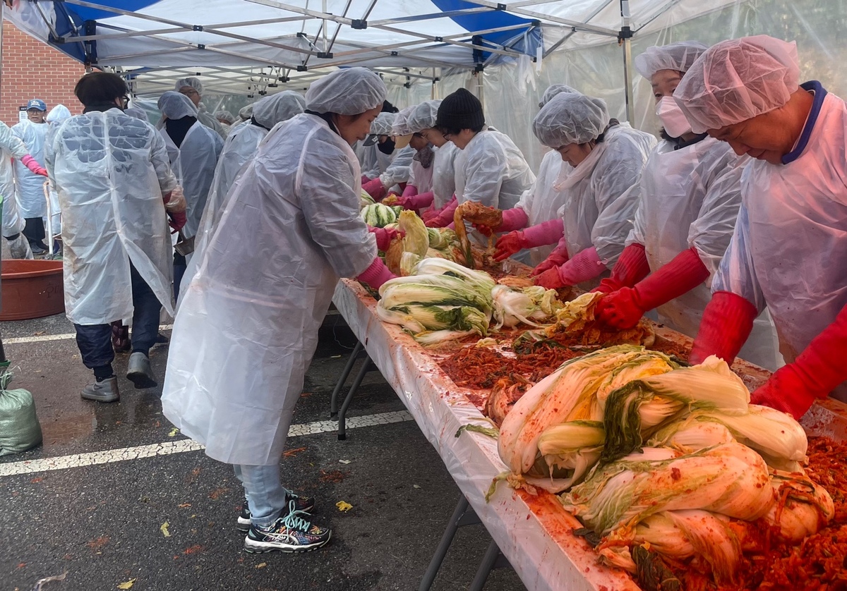 [내야외야] 지역사회와 함께하는 KT, 사랑의 김장 나눔 행사 성료