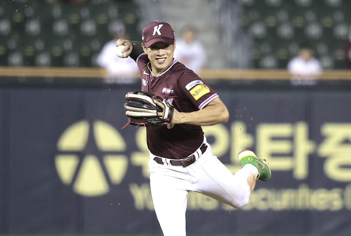 송성문, 은퇴선수들이 뽑은 올해 최고의 선수 영예… 최고 신인은 안현민