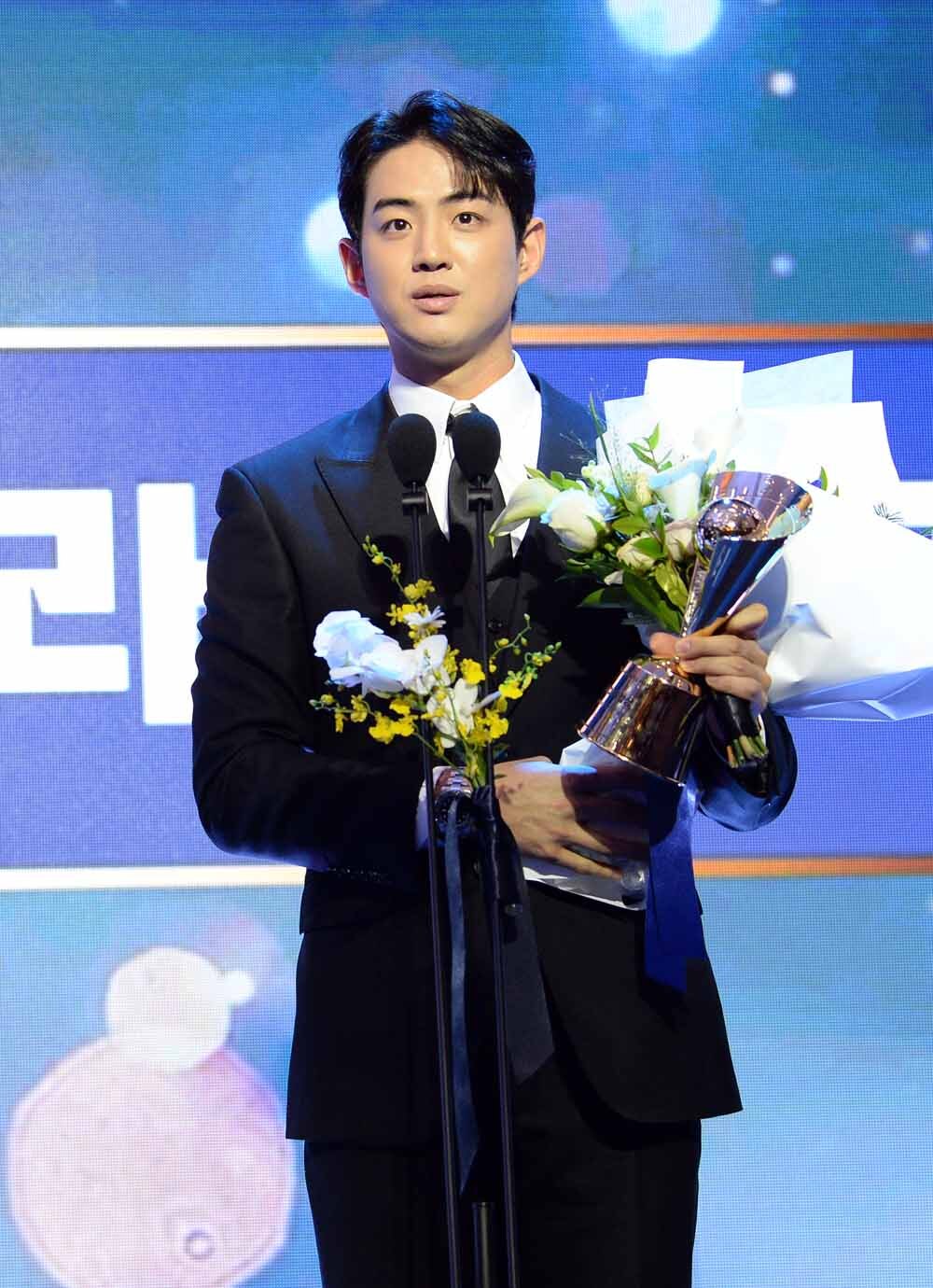 [SW포토]득점상 받은 삼성 구자욱