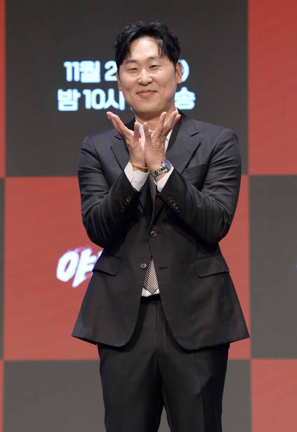 [SW포토]블랙퀸즈 코치 윤석민 입니다