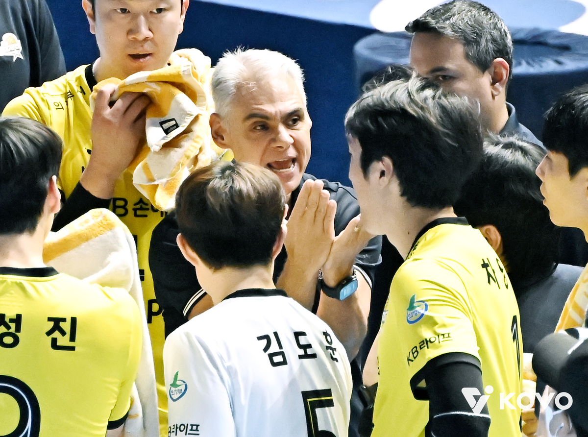 1위 쟁탈전서 고개 떨군 KB손해보험… 카르발류 감독 “상대가 모든 점에서 우위, 실망스러운 패배”