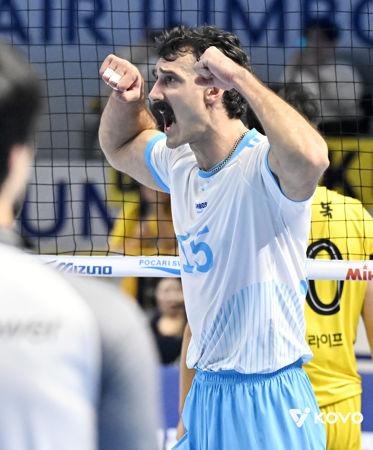 러셀로 시작해 러셀로 끝났다… 8연속 서브&영화 같은 역전 이끈 에이스, 7연승 선봉장 ‘우뚝’