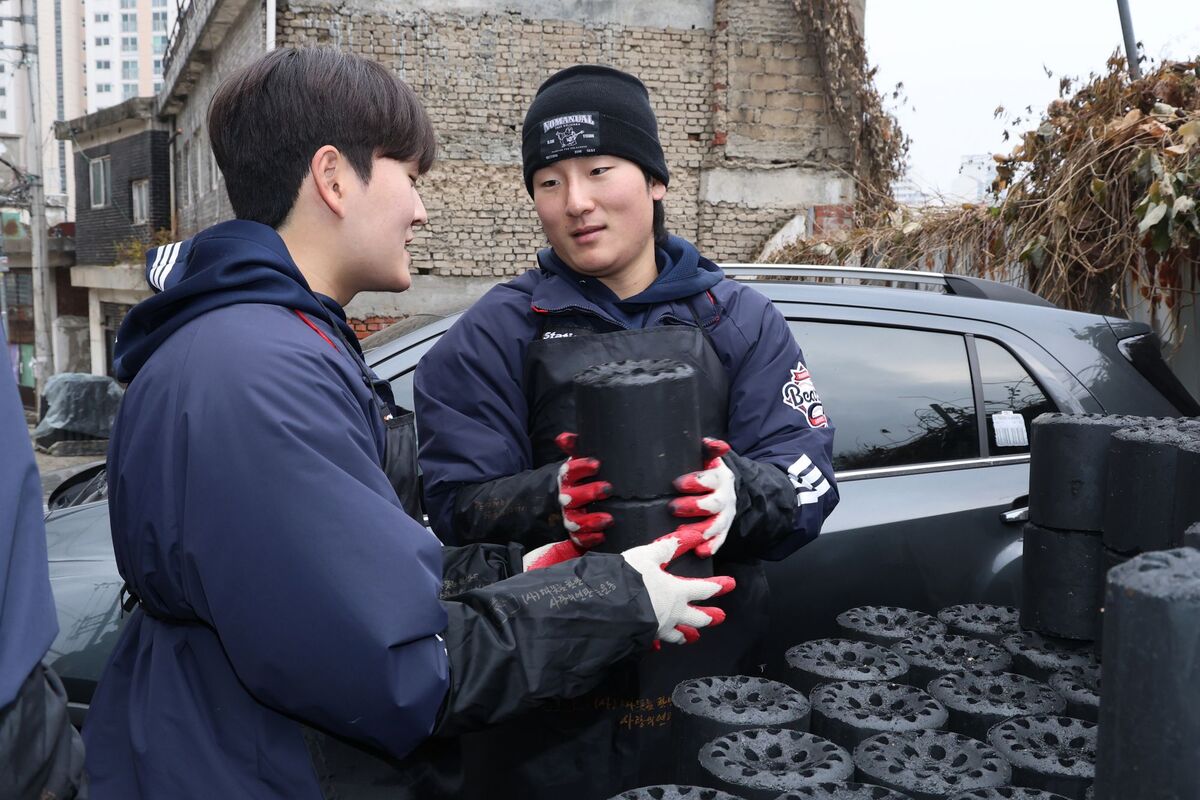 “추운 겨울, 따뜻하게” 두산, 팬과 함께하는 ‘사랑의 연탄 나눔’ 성료
