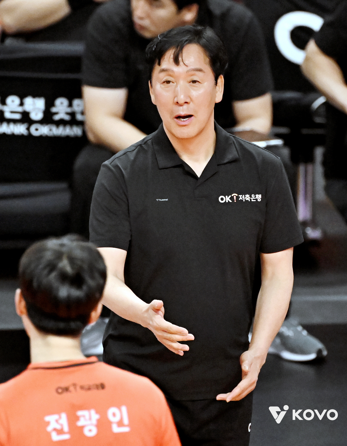 ‘봄배구 전도사’ 신영철 감독, V리그 최초 사령탑 300승… 팀도 5위 등극 쾌거