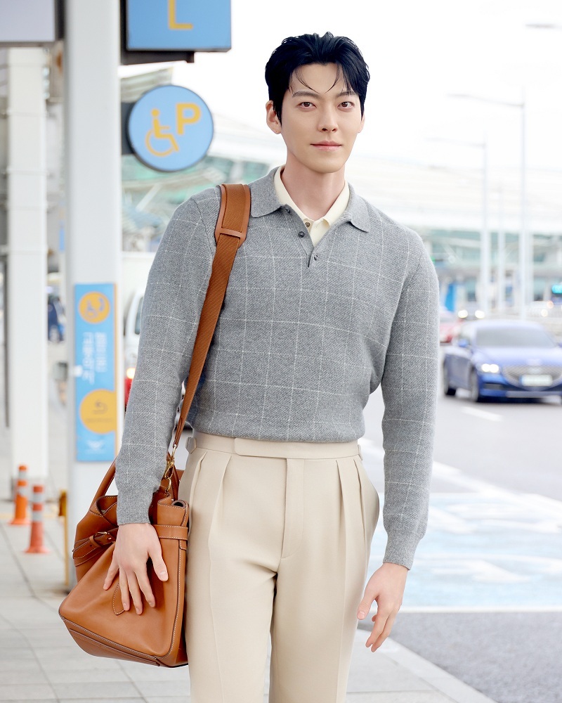 김우빈, 품격 있는 공항 패션…랄프 로렌 퍼플 라벨로 표현한 타임리스 클래식