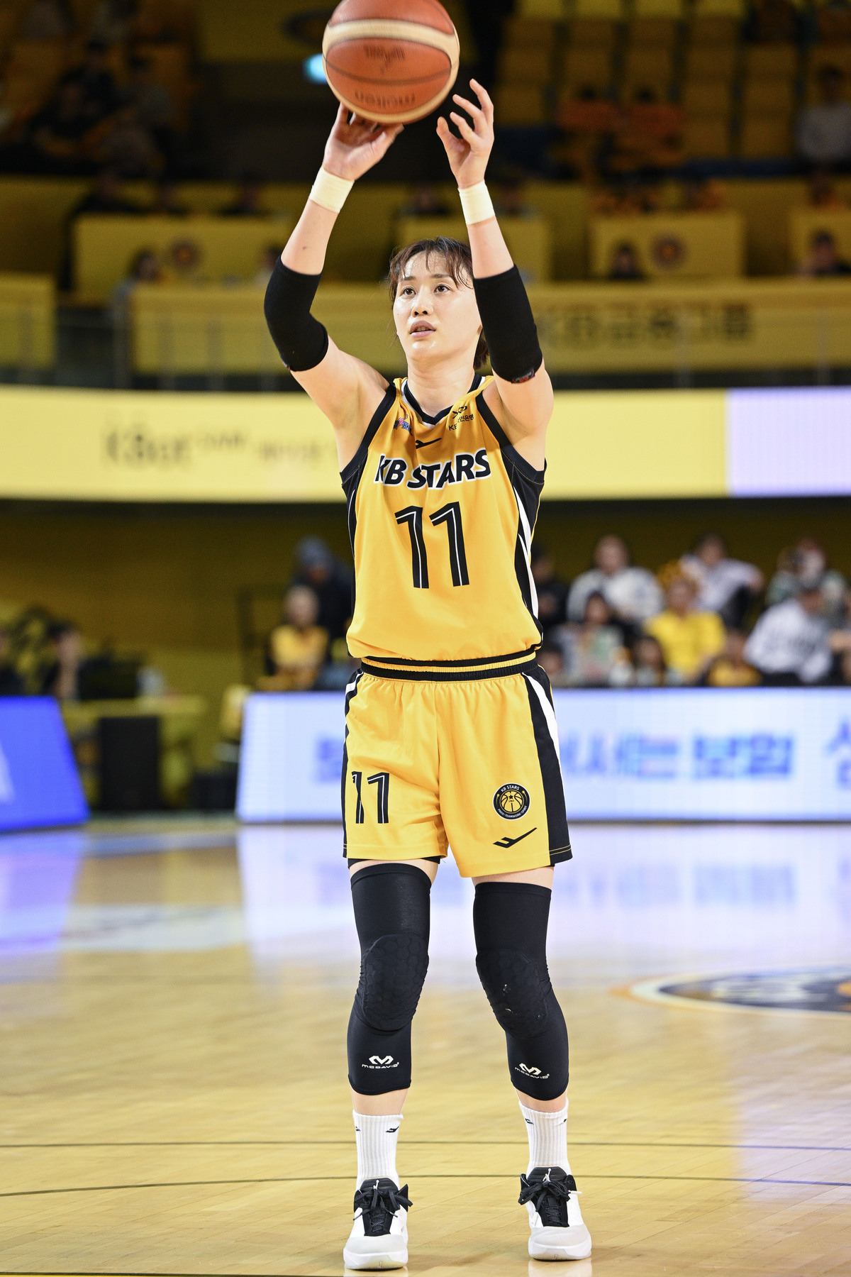 위기 속 등장한 ‘스테판 이슬’… KB, 접전 끝 우리은행 제압