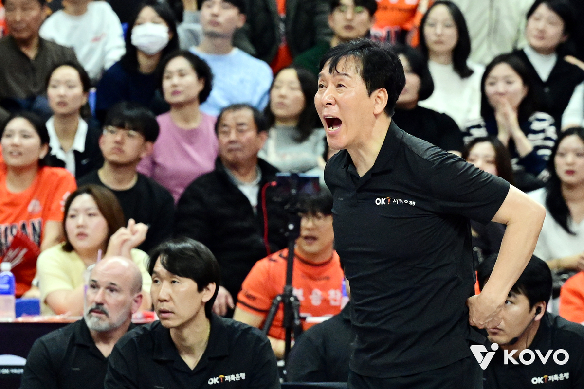 봄배구 바라보는 前 꼴찌팀… 새 역사 새긴 신영철 감독의 OK저축은행, 중위권 돌풍 일으킨다
