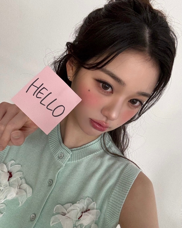 장원영, 화사한 핑크 스타일링 공개…인형 같은 미모 눈길